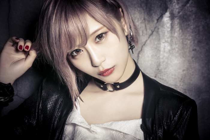 ReoNa、8/29リリースのデビュー・シングル『SWEET HURT』ジャケ写公開。収録曲「カナリア」がTVアニメ"ハッピーシュガーライフ"挿入歌に決定も