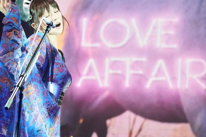 椎名林檎、11/21リリースのライヴBlu-ray＆DVD『椎名林檎と彼奴等の居る真空地帯』ダイジェスト・ムービー公開