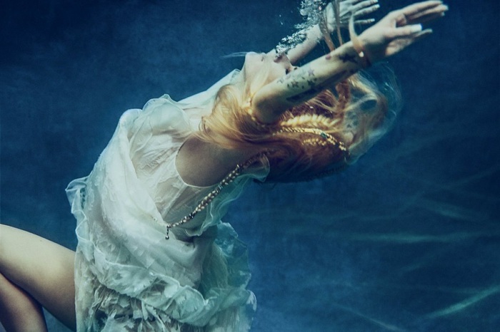 Avril Lavigne、9/19リリースの約5年ぶりニュー・シングル「Head Above Water」リリック・ビデオを一部公開