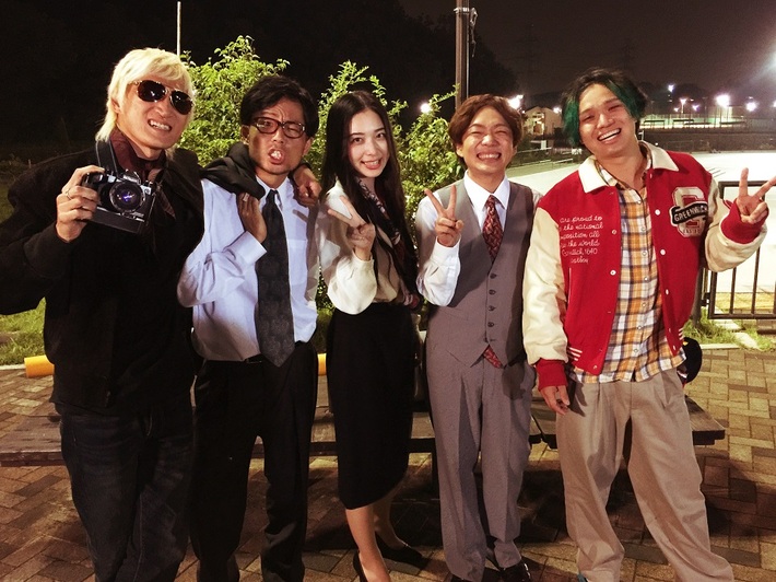 グッドモーニングアメリカ、11/14リリースの6thアルバム『!!!!YEAH!!!!』よりカラオケ風映像でメンバーが演技に挑戦するリード・トラック「YEAH!!!!」MV公開