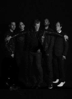 QUEENS OF THE STONE AGE、オーストラリアの美術館"MONA"にて披露した「The Way You Used To Do」パフォーマンス映像公開