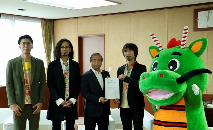 結成15周年イヤーの鶴、出身地である埼玉県鶴ヶ島市の"鶴ヶ島ふるさと応援大使"に任命