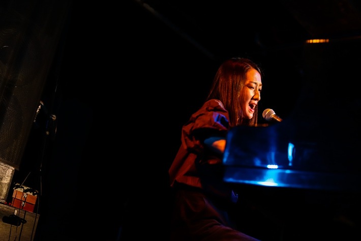 ピアノ弾き語りソロ・シンガー 日食なつこ、来年1月に2ndフル・アルバム『永久凍土』リリース決定。予告ムービー公開、2月よりワンマン・ツアー開催も