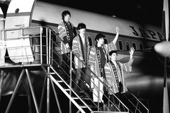 THE BAWDIES、12/12リリースのニュー・シングル『HAPPY RAYS』詳細発表。THE BEATLES愛溢れるアートワーク公開も