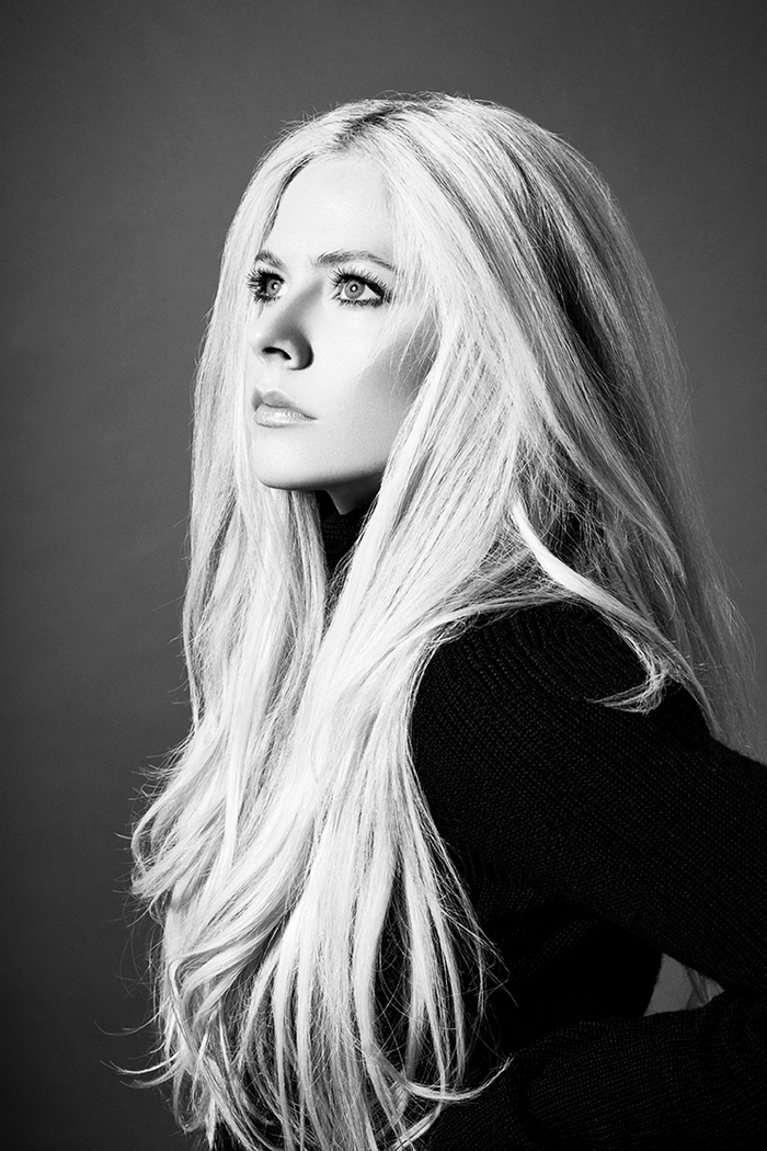 Avril Lavigne、約5年ぶりニュー・シングル「Head Above Water」スタジオ・ライヴ映像公開