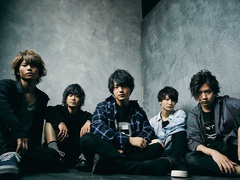 横浜発5人組ロック・バンド QoN、10/24リリースのニュー・シングル『TAKARAJIMA』よりアリスムカイデ出演「名もなき戦争」MV公開