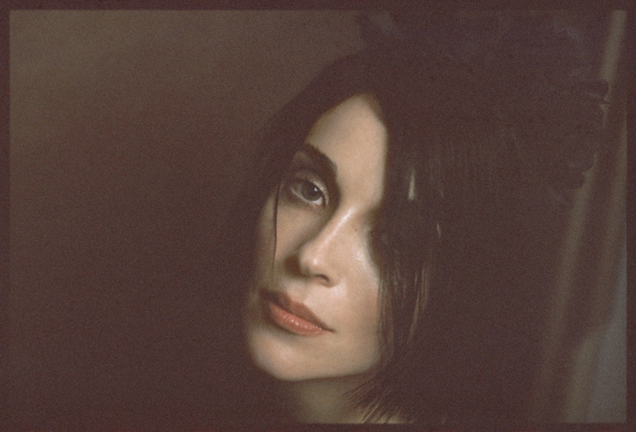 ST. VINCENT、最新アルバム『Masseduction』収録曲「Slow Disco」のピアノ・アコースティック・リワーク音源「Slow Slow Disco」リリース