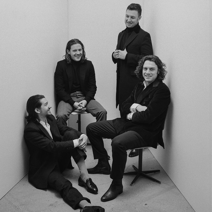 ARCTIC MONKEYS、本日11/30リリースの7インチ・レコード『Tranquility Base Hotel & Casino』よりB面曲「Anyways」音源公開