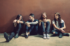 DASHBOARD CONFESSIONAL、最新アルバム『Crooked Shadows』より「Just What To Say (feat. Chrissy Costanza)」MV公開