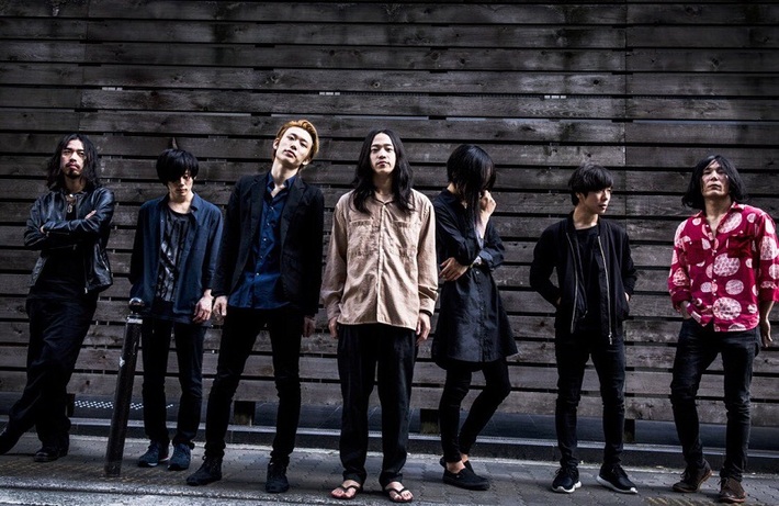 ジラフポット×LONE、来年1/9リリースのスプリット・シングル『Black's ONE』ジャケ写公開。東名阪レコ発ツアー開催も