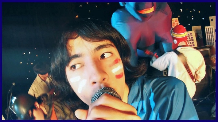 都内を中心に活動する5人組ロックンロール・バンド 錯乱前戦、12/21リリースの1stミニ・アルバム『ランドリー』より"猿の巨像"の眼前で歌う「モンキー・オ・マンキー」MV公開