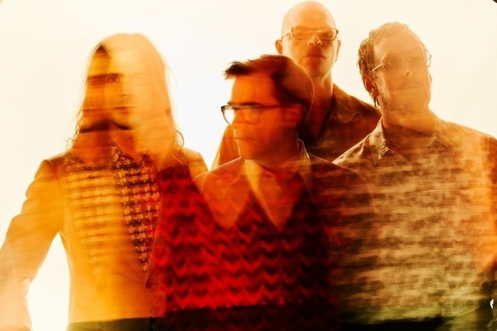 WEEZER、3/1にニュー・アルバム『Weezer (Black Album)』リリース決定。ジャケット写真も公開