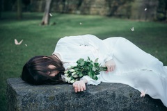 Aimer、1/9リリースのニュー・シングルより新曲「花びらたちのマーチ」佐々木美玲（けやき坂46）出演のMV公開