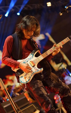 John Fruscianteらゲスト参加。インドネシアのギタリスト Dewa Budjana、新曲「Crowded」MV公開