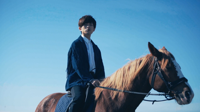 キュウソネコカミ、本日12/5リリースのニュー・アルバム『ギリ平成』よりリアル"馬"に乗った「馬乗りマウンティング」MV公開