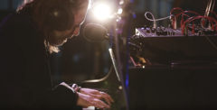 Thom Yorke（RADIOHEAD）、最新アルバム『Suspiria (Music For The Luca Guadagnino Film)』より「Open Again」アコースティック・パフォーマンス映像公開