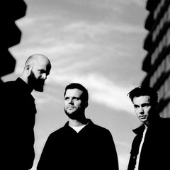 ロンドン発3人組ロック・バンド WHITE LIES、来年2/1リリースのニュー・アルバム『Five』より新曲「Finish Line」リリック・ビデオ公開