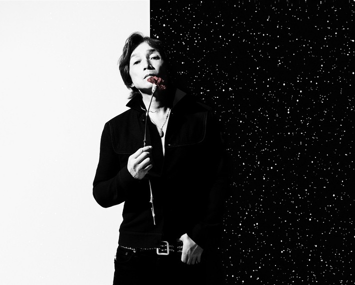 浅井健一、2/28にソロ名義で2曲同時配信リリース決定。新アーティスト写真も公開