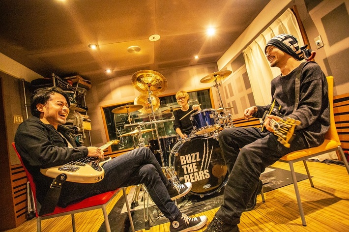 BUZZ THE BEARS、新曲「180°」MV＆新アー写公開