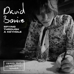 David Bowie、『Space Oddity』50周年記念7インチ・シングル・ボックス・セット『Spying Through A Keyhole』リリース決定