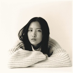 女子高生シンガー・ソングライター 琴音、3/6リリースのメジャー・デビューEP『明日へ』より「ここにいること」MV公開。購入者イベントも決定