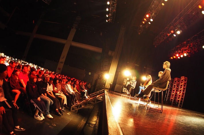 SCANDAL、本日3/27リリースの両A面シングルより「まばたき」MV公開