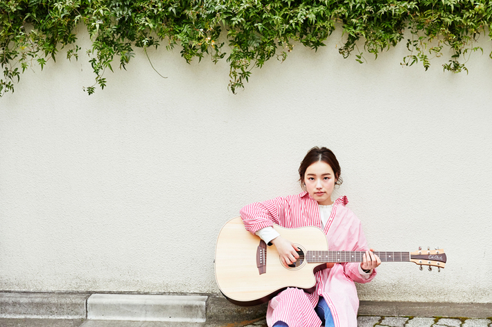 日本コロムビア主催"半熟オーディション2018"グランプリのSSW ゆいにしお、5/15に1stミニ・アルバム『角部屋シティ』リリース決定。新アー写公開も