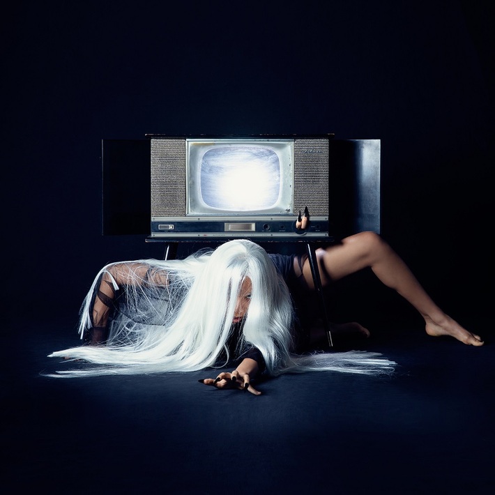 女王蜂、"貞子"の代名歌「feels like "HEAVEN"」を現代アレンジでカバー。明日3/28配信リリース、アヴちゃん（Vo）が"逆貞子"に扮する新ヴィジュアル公開も