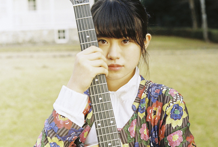 16才のシンガー・ソングライター 原田珠々華、4/24に1stミニ・アルバム『はじめての青』リリース決定。先行シングル「プレイリスト」4/3配信も