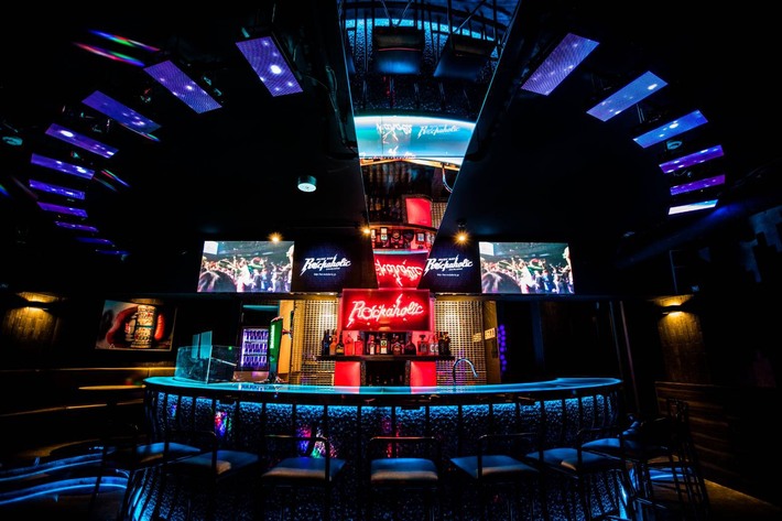 店内写真公開。激ロックエンタテインメントがプロデュースするMusic Bar ROCKAHOLIC新宿、明日3/22オープン