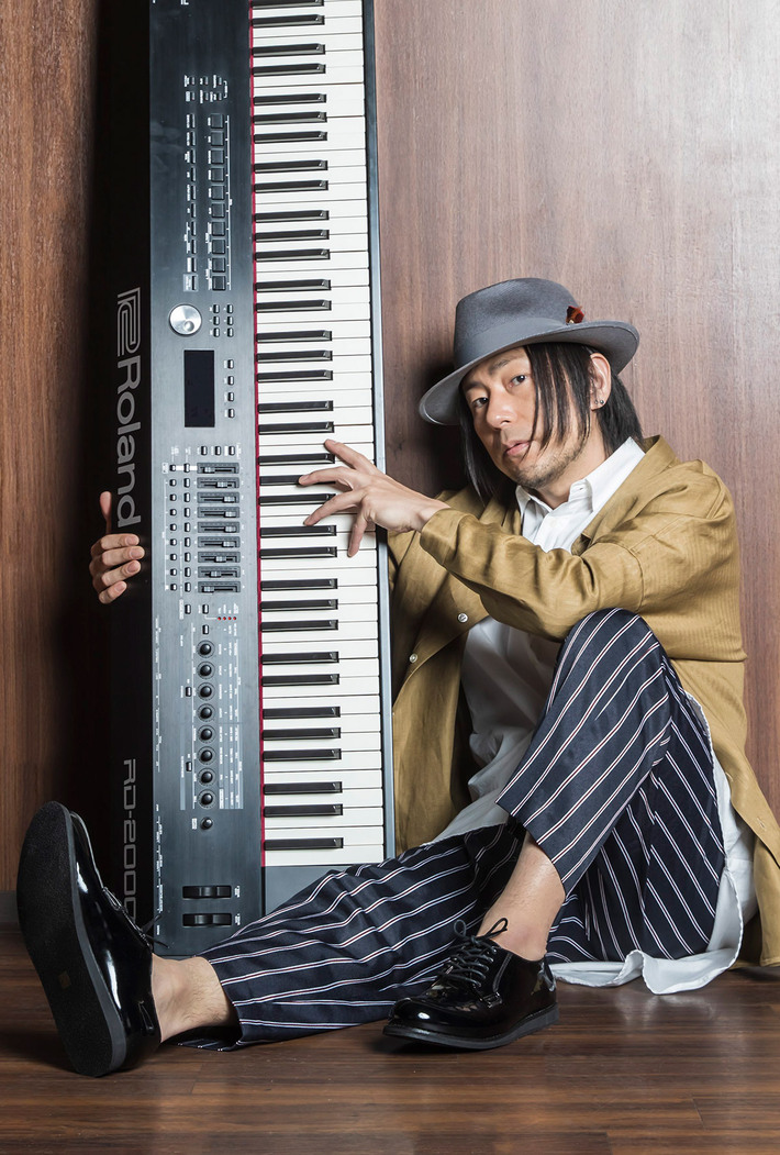 ピアノ・インスト・シーンの風雲児 ADAM at、アジカン伊地知 潔（Dr）やSECRET 7 LINEら多彩なゲスト迎えたニュー・アルバム『トワイライトシンドローム』6/19リリース決定