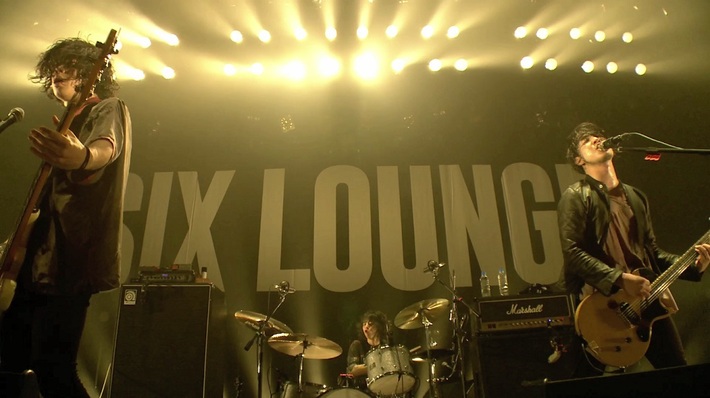 SIX LOUNGE、5/15リリースのニュー・シングル『天使のスーツケース』ジャケ写＆初回盤DVD収録ライヴ映像ダイジェスト公開