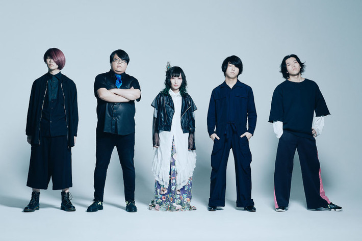 嘘とカメレオン、最新アー写＆5/29リリースのミニ・アルバム『ポストヒューマンNo.5』ジャケ写、収録曲発表。当て振りライヴ・ツアーのスケジュールも