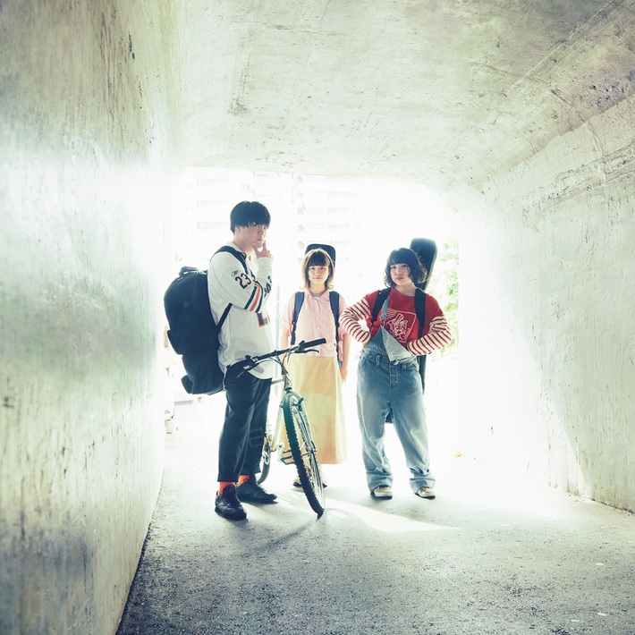 現役高校生3ピース・ロック・バンド ひかりのなかに、6/26リリースの自主制作ミニ・アルバム『放課後大戦争』より「冴えない僕らに灯火を」先行配信スタート＆MV公開