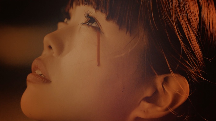 BiSH、7/3リリースのメジャー3rdアルバム『CARROTS and STiCKS』よりアイナが血の涙を流す「DiSTANCE」ティーザー映像公開。MV公開予告も