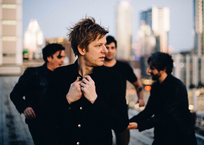 US発オルタナティヴ・ロック・バンド SPOON、7/26ベスト・アルバム『Everything Hits At Once: The Best Of Spoon』発売決定。アルバムより新曲「No Bullets Spent」リリック・ビデオ公開
