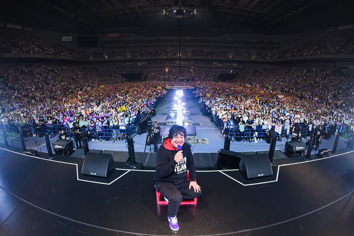 岡崎体育、2020年に大阪でのワンマン・コンサート開催決定。てっくん「フェイクファー」MVも公開