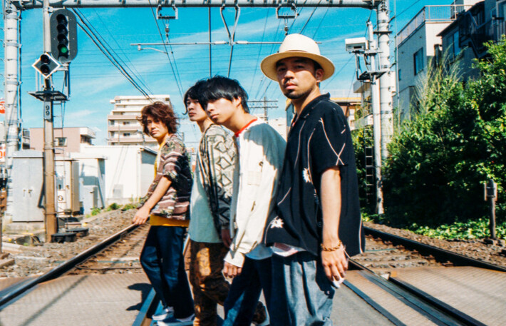 クリープハイプ×AC部、AC部20周年記念公演"AC EXPO'85（エシスポ'85）"にてコラボ発表。スクリーンに謎のシルエットが出現