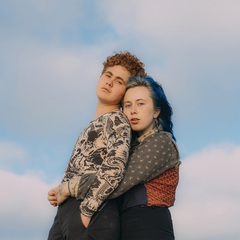 カリフォルニア出身のドリーミー・デュオ GIRLPOOL、9月に東阪にて来日公演を開催決定。9/2新代田FEVER公演サポート・アクトにTAWINGS、No Buses