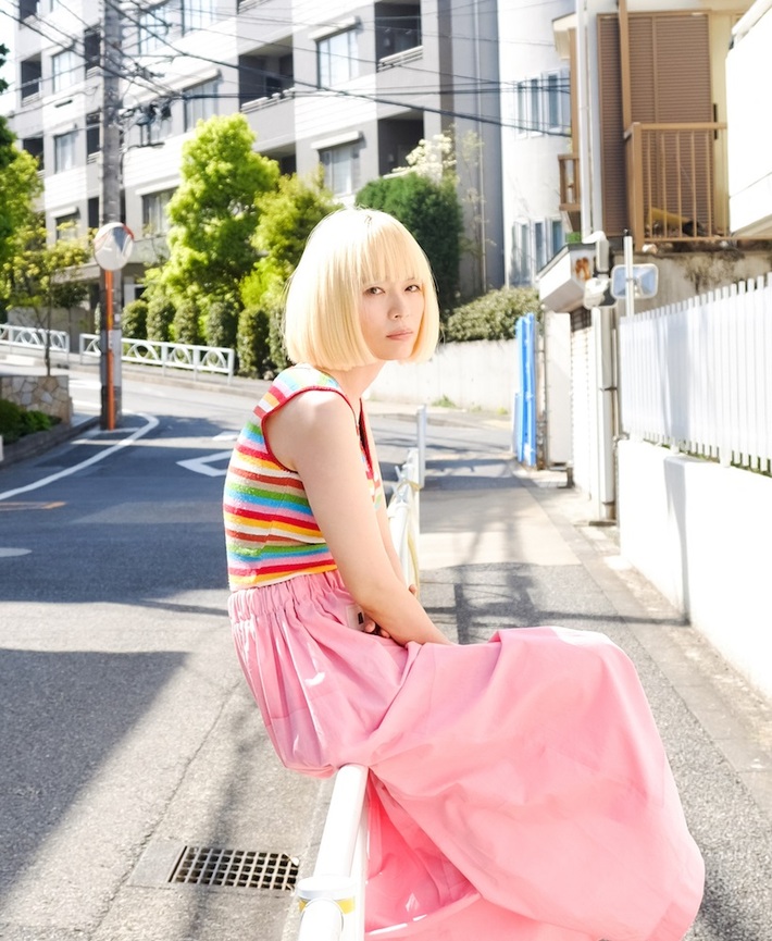 川本真琴と峯田和伸（銀杏BOYZ）、ツイン・ヴォーカル楽曲「新しい友達Ⅱ」MV公開。曽我部恵一が走る