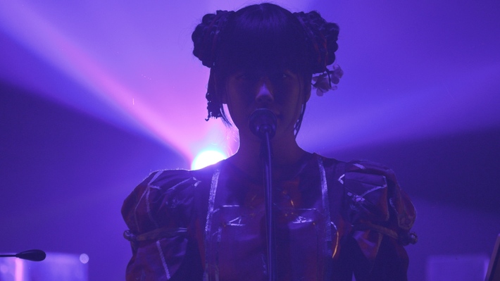 相対性理論、7/24リリースの初ライヴ・アルバム『調べる相対性理論』より「弁天様はスピリチュア」、「ウルトラソーダ」ライヴ映像用いたスペシャル・ムービー公開