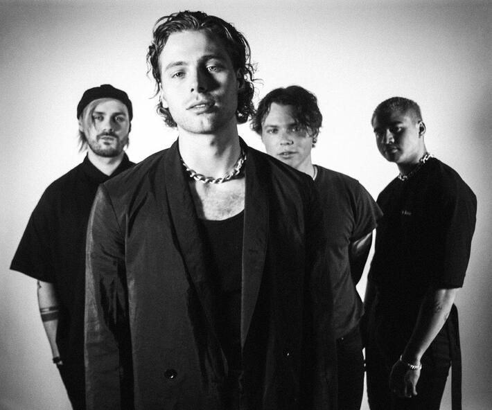 5 SECONDS OF SUMMER、バンド史上最もロックな新曲「Teeth」リリース＆MV公開。Netflixドラマ"13の理由 シーズン3"サントラにも収録