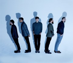 DEATH CAB FOR CUTIE、"フジロック"での来日時に収録されたチャレンジ動画が公開に。9/6リリースのニューEP『The Blue EP』から新曲「To The Ground」音源も