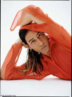 KINDNESS、9/6リリースのニュー・アルバム『Something Like A War』より新曲「Raise Up」公開