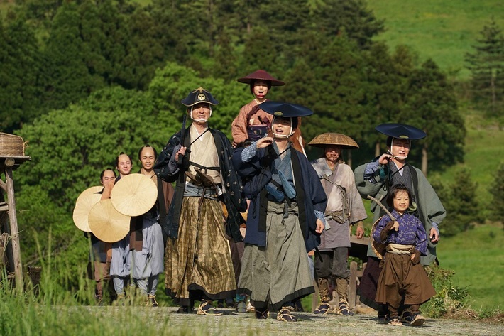 星野源、主演映画"引っ越し大名！"より「引っ越し唄」を歌う本編映像公開