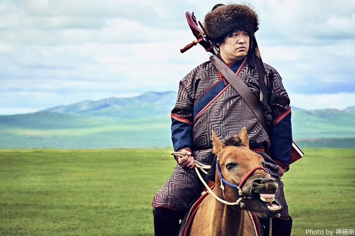 岡崎体育、モンゴルで撮影した新アーティスト写真公開