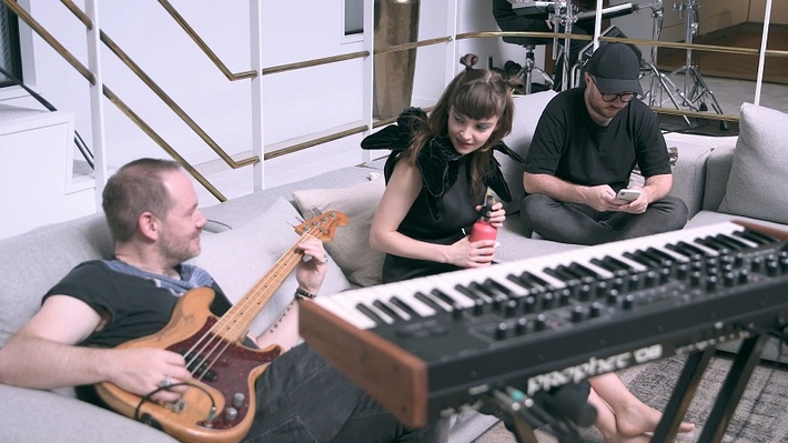 CHVRCHES出演の"テラスハウス"スペシャル・オープニング映像が4話限定で公開。"テラスハウス"内で撮影の「Graves」フル・バージョンも