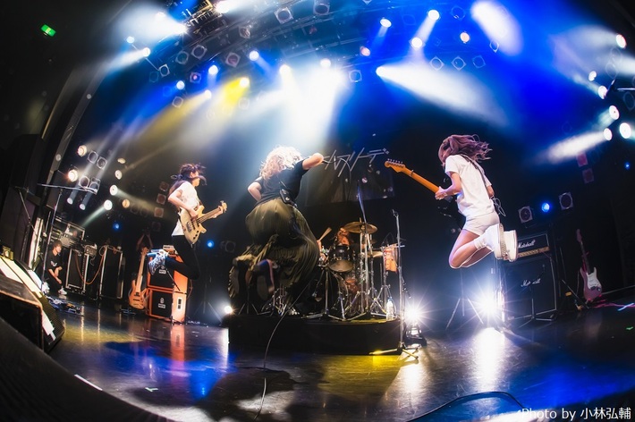 ガールズ・ロック・バンド エルフリーデ、来年1/21渋谷クアトロにてワンマン・ライヴ決定。2ヶ月連続新曲配信リリースも