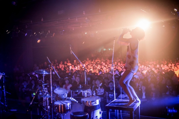 モーモールルギャバン、昨年のLIQUIDROOMのワンマン・ライヴ映像を4週にわたり公開。第1弾は「スシェンコ・トロブリスキー」