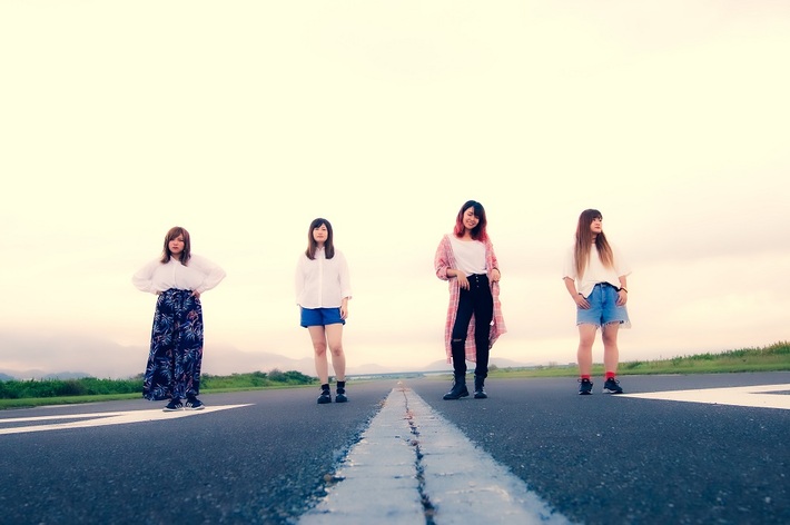 PICKLES、本日10/23リリースの1st EP『RUNWAYS』より「stay young」MV公開。今週末からフラスコテーションとのカップリング・ツアーも開催